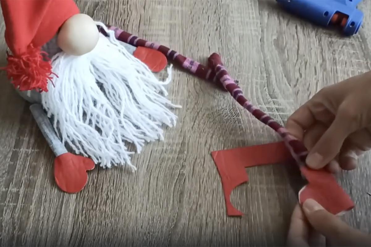 Как сделать новогоднего гнома из носков