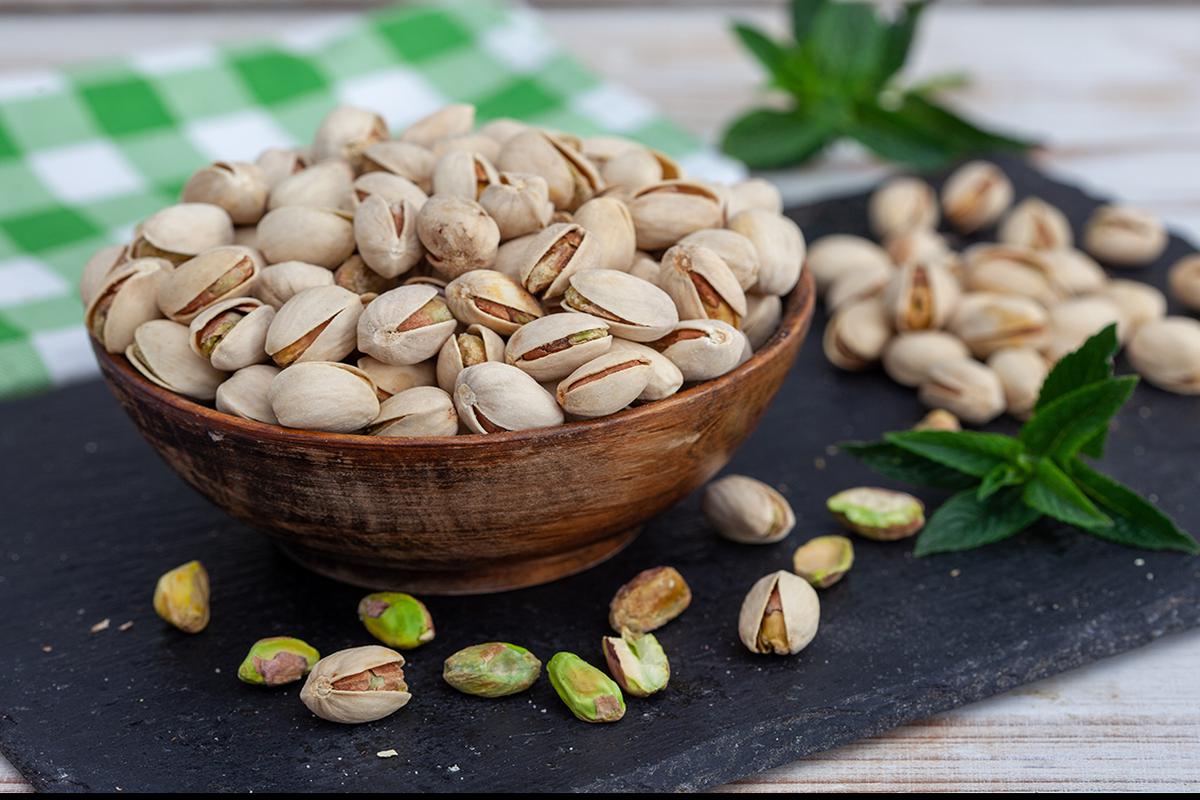 Со временем твердая оболочка плода раскалывается надвое