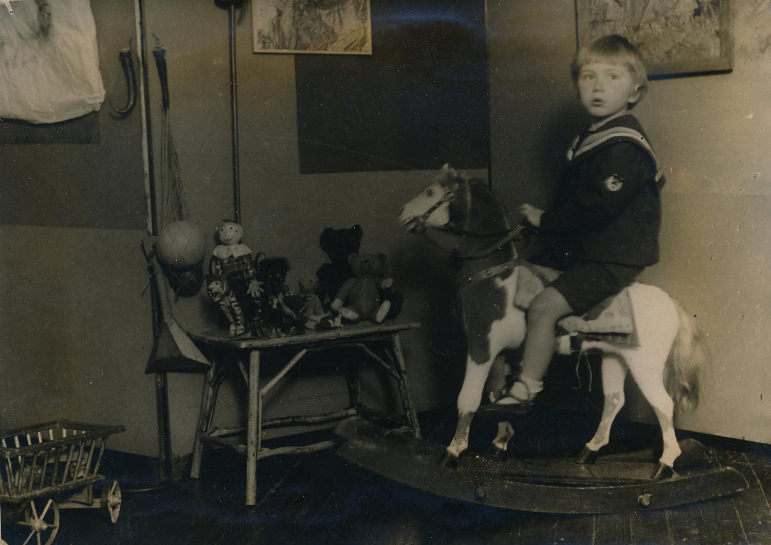Неизвестный фотограф. Май на коне, 1928. Архив семьи Хлебниковых-Митуричей