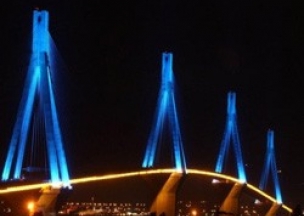 Чемпионы Европы пронесли Олимпийский огонь через самый длинный в мире мост