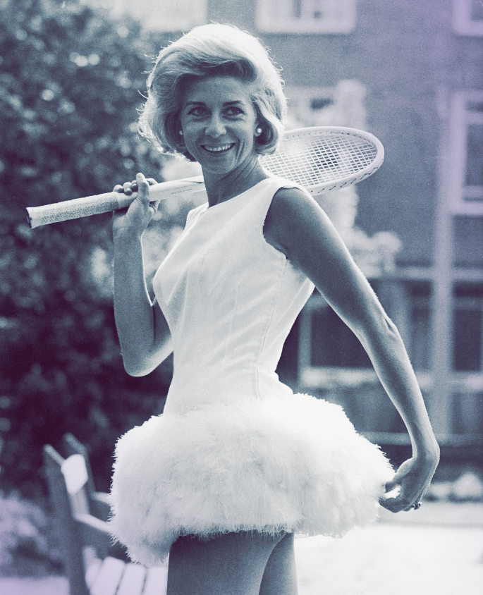 Для итальянки Леи Периколи практичность была синонимом скуки. Готовясь к своему первому турниру, она решила придать Уимблдону налет&nbsp;&laquo;dolce vita&raquo;. В 1964 году она появилась на корте&nbsp;в белоснежном платье с юбкой, отделанной&nbsp;перьями.&nbsp;На следующий год она повторила фокус, но теперь&nbsp;юбку украшали цветы роз.
