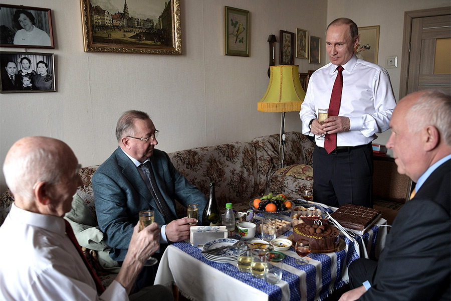 Владимир Путин и&nbsp;Лазарь Матвеев (слева) во&nbsp;время встречи в&nbsp;Жулебино

