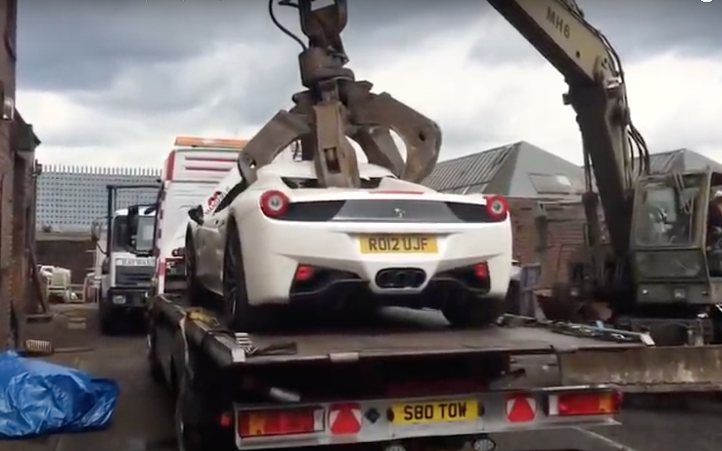 Британские полицейские пустили под пресс Ferrari 458 Spider. Видео ::  Autonews