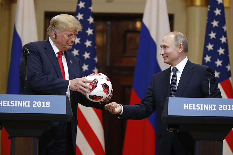 Самые серьезные переговоры между Владимиром Путиным и Дональдом Трампом прошли в 2018 году в Хельсинки. Несколько часов лидеры двух стран обсуждали различные проблемы. Расстались президенты на дружелюбной ноте. Путин подарил Трампу официальный мяч футбольного ЧМ-2018, а американский президент допустил приглашение российского коллеги в Вашингтон. Мяч у Трампа потом отобрала Секретная служба, а Путин в США так и не поехал. Вашингтон вводил все новые санкции против России и расширял уже существующие черные списки. В Москве укоренялись в мысли, что при Трампе рассчитывать на прорыв в отношениях не приходится