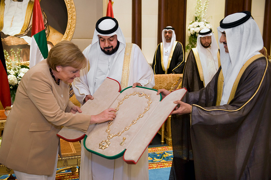 Халифа бин Заид Аль Нахайян вручает Ангеле Меркель&nbsp;высшую награду страны - Орден шейха Заида, 25 мая 2010 г.