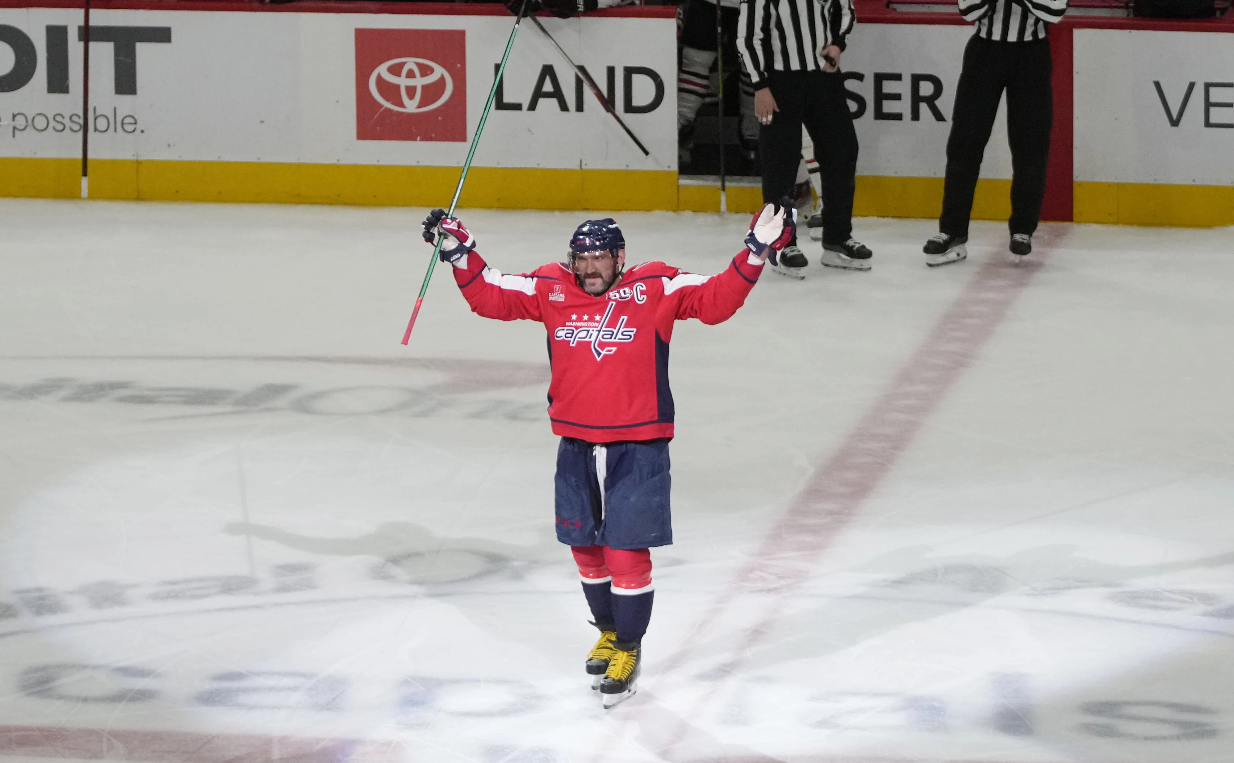 . Российский нападающий "Вашингтон Кэпиталз" Александр Овечкин после того, как забил 894-ю шайбу (AP/TASS)