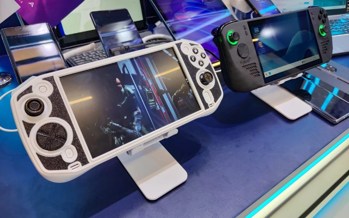 Прототип российской портативной игровой консоли Fplus