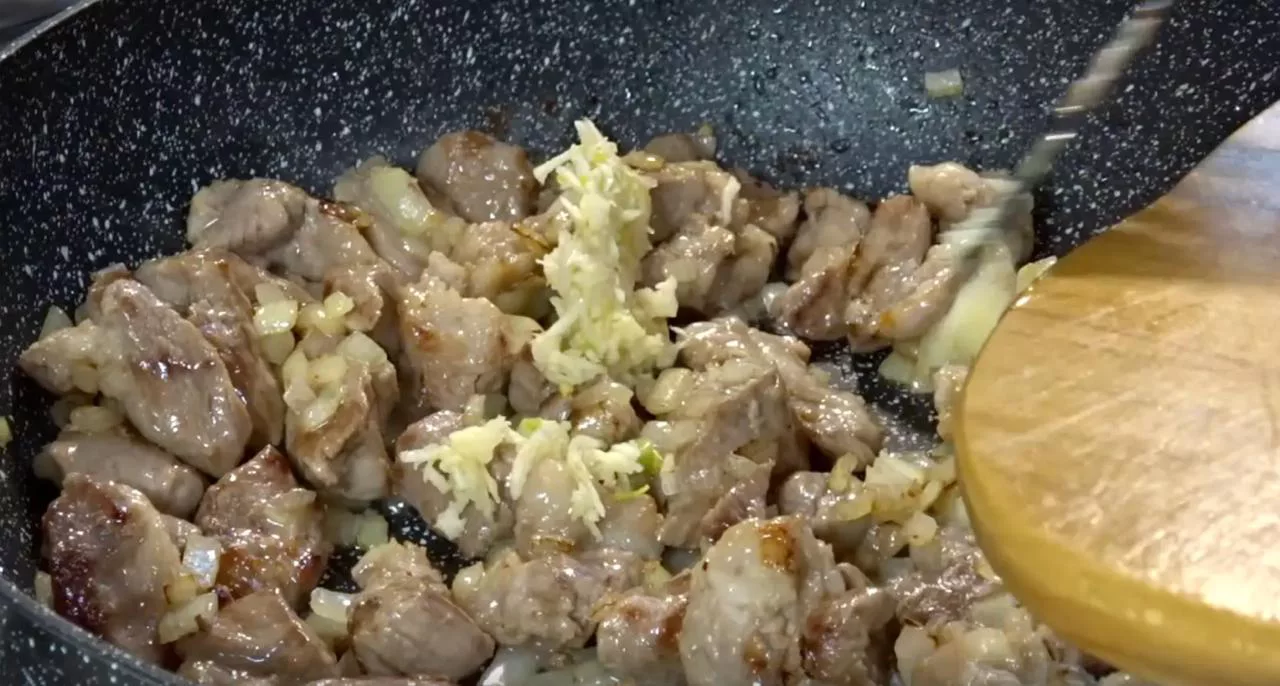 Добавьте чеснок к мясу