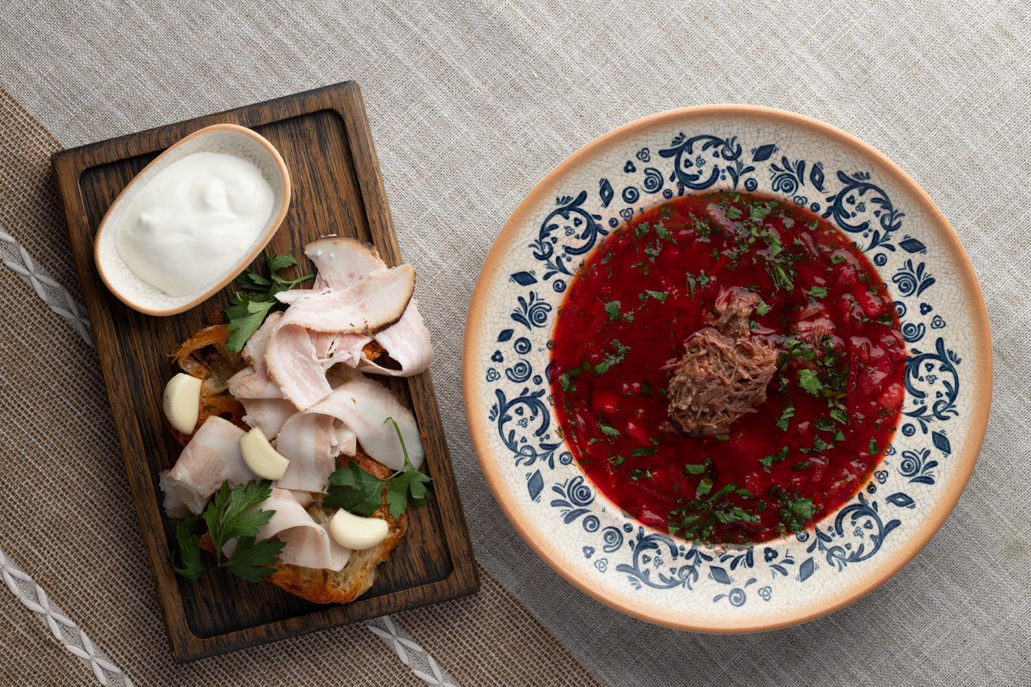 Красный борщ с говядиной и копченой грудинкой