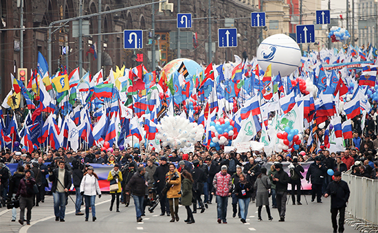 Участники праздничного шествия в честь Дня народного единства на Тверской улице