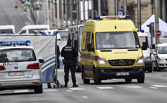 Автомобили скорой помощи и&nbsp;полиции после&nbsp;взрыва у станции метро в&nbsp;Брюсселе


