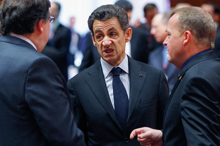 17 декабря 2015 года. Экс-президент Франции Николя&nbsp;Саркози слушает премьер-министра Ирландии Брайана Коуэна (слева) и&nbsp;премьер-министра Дании Ларса Локке Расмунссена (справа).
