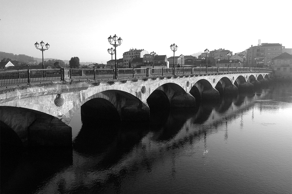 Построенный в XII веке арочный мост Бурго в обиходе называли просто старым мостом (ponte vedra) &mdash; отсюда и название португальского города Понтеведра
