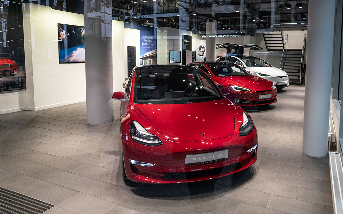 Минпромторг объяснил отсутствие Tesla и Bugatti в списке дорогих авто