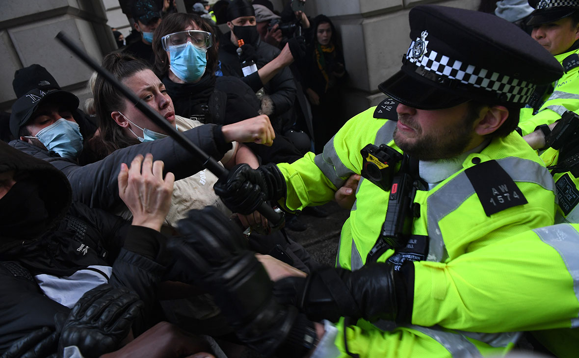 Столкновения протестующих с полицией, Лондон