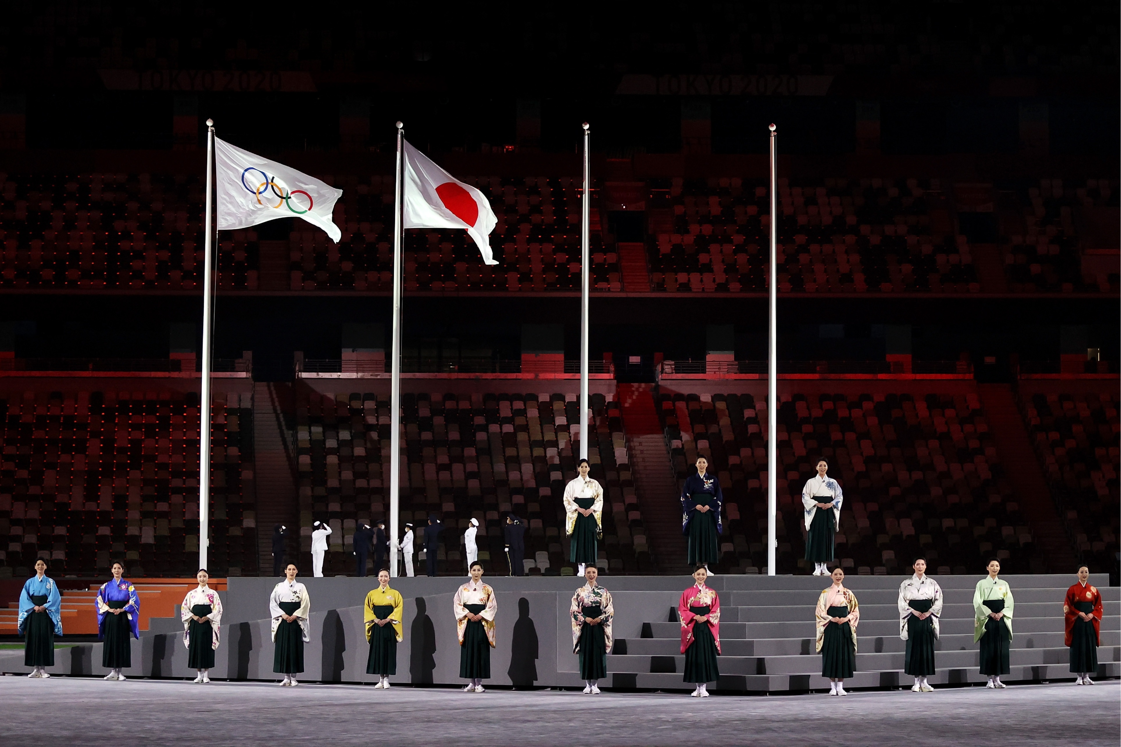 Фото: Флаг МОК и флаг Японии (Photo by Naomi Baker/Getty Images)