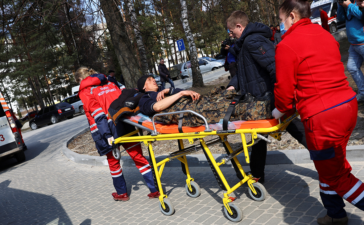 Медики переносят раненого солдата в больницу в Яворове