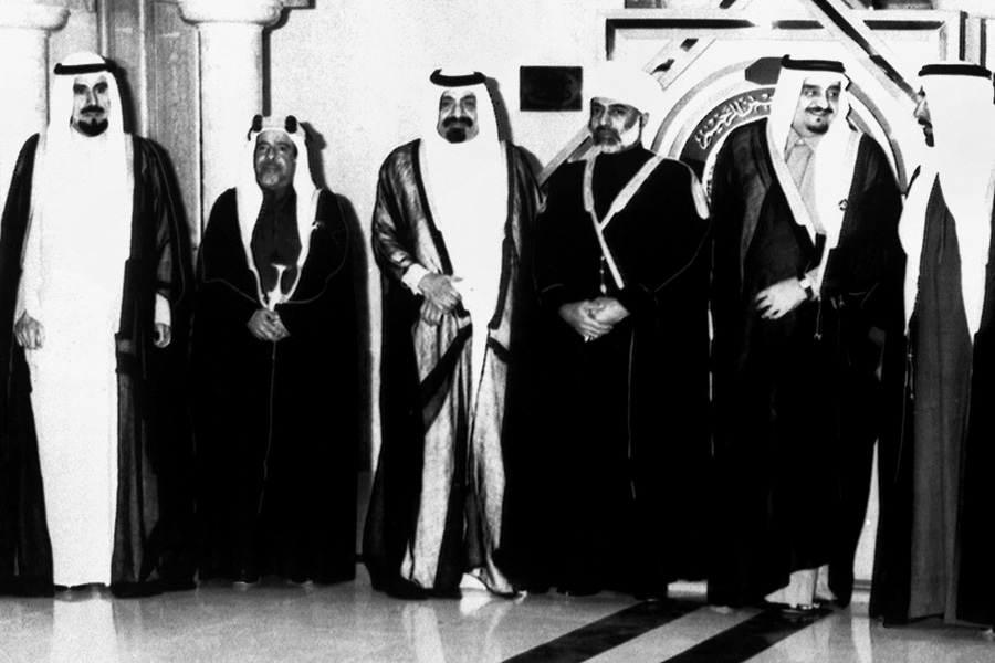 Лидеры шести стран Совета сотрудничества стран Персидского залива перед заключительным заседанием саммита в Кувейте, 29 ноября 1984 г.

Слева направо: шейх Джабер Аль-Ахмед из Кувейта, шейх Иса бин Салман из Бахрейна, шейх Халифа бин Хамад из Катара, султан Кабус Омана,&nbsp;король Саудовской Аравии Фахд и президент Объединённых Арабских Эмиратов Халифа бин Заид Аль Нахайян