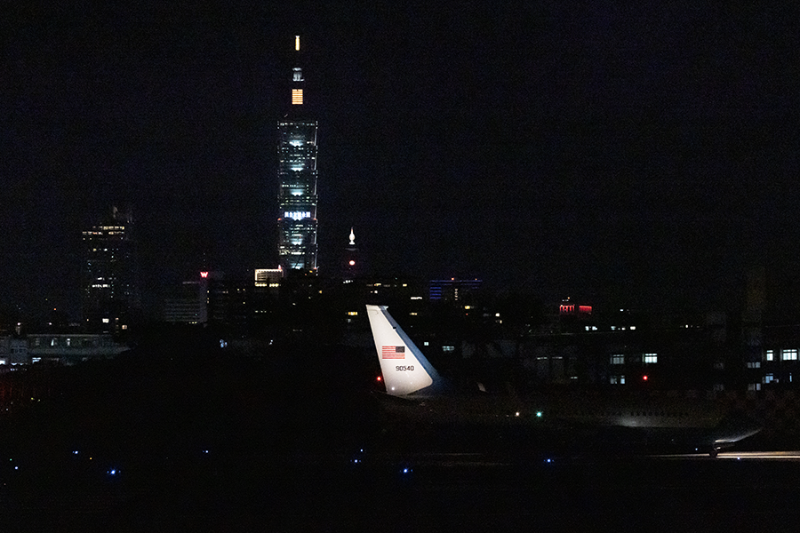 Самолет спикера палаты представителей США приземлился в аэропорту Суншань в Тайбэе около 22:45 по местному времени
