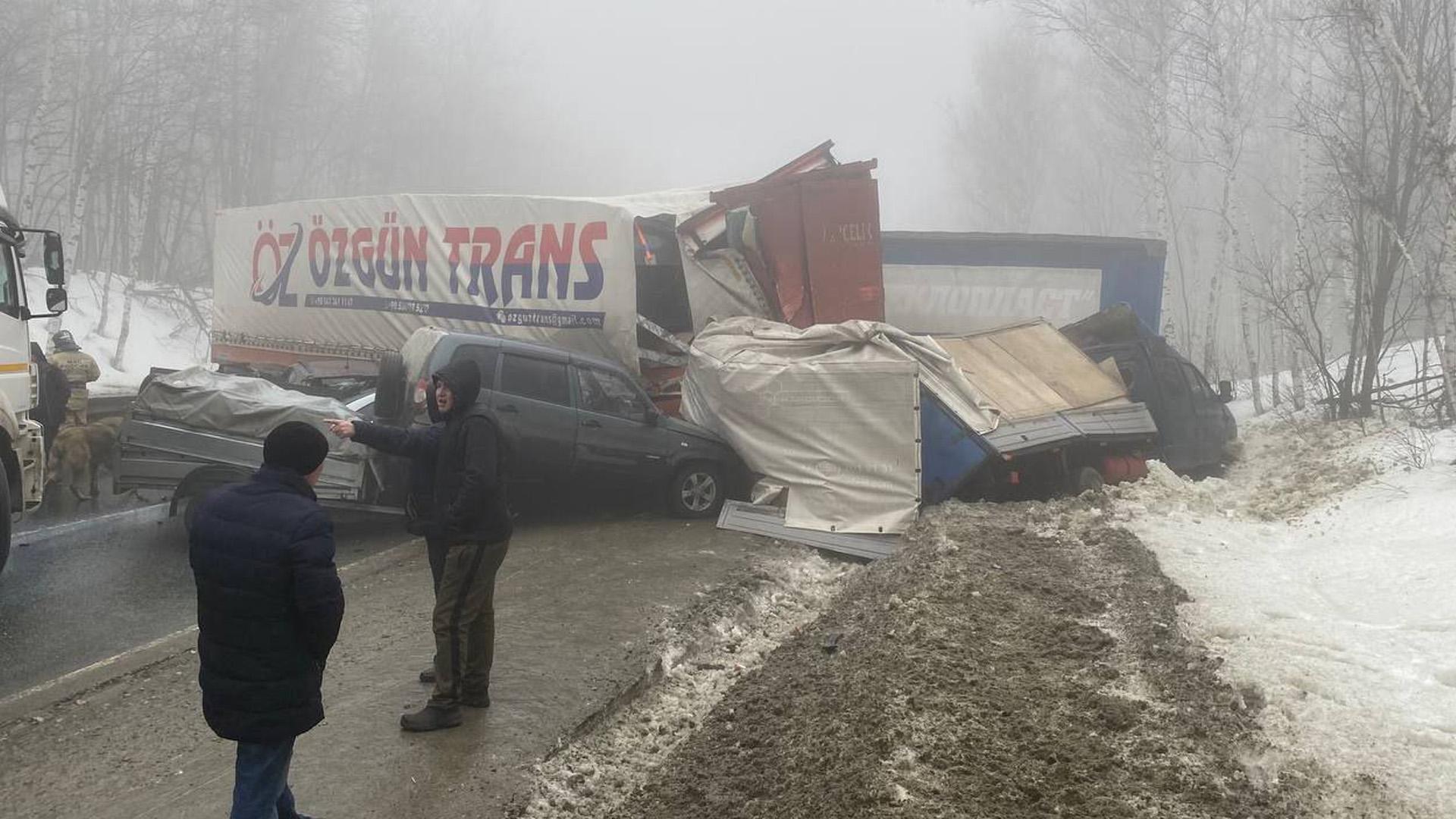 На трассе под Саратовом столкнулись 15 автомобилей