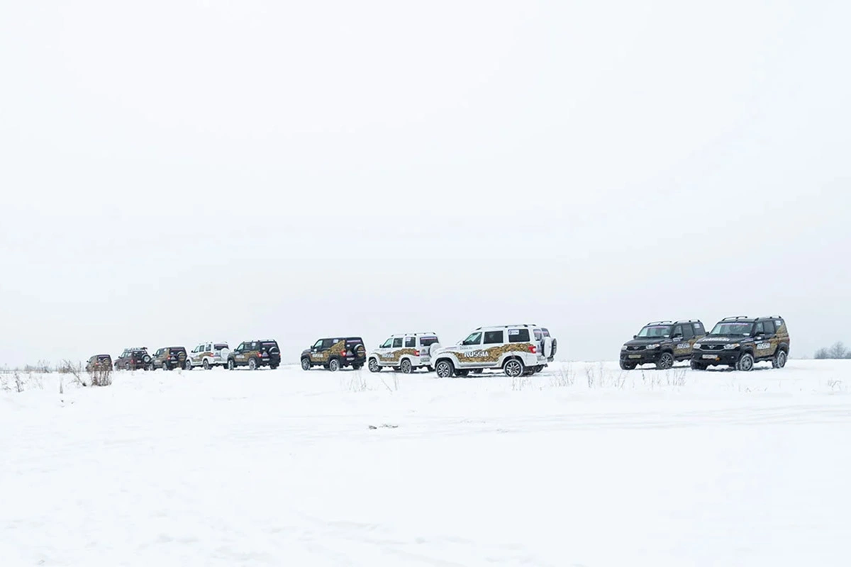 Вереница внедорожников &laquo;УАЗ&raquo; во время путешествия, организованного Adventures Overland по зимней России