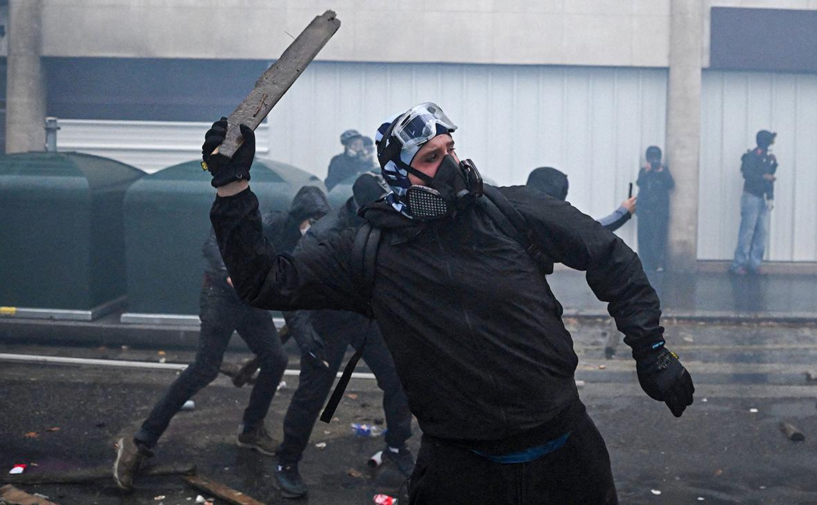 Blast узнал о плане премьера Франции блокировать соцсети из-за протестов