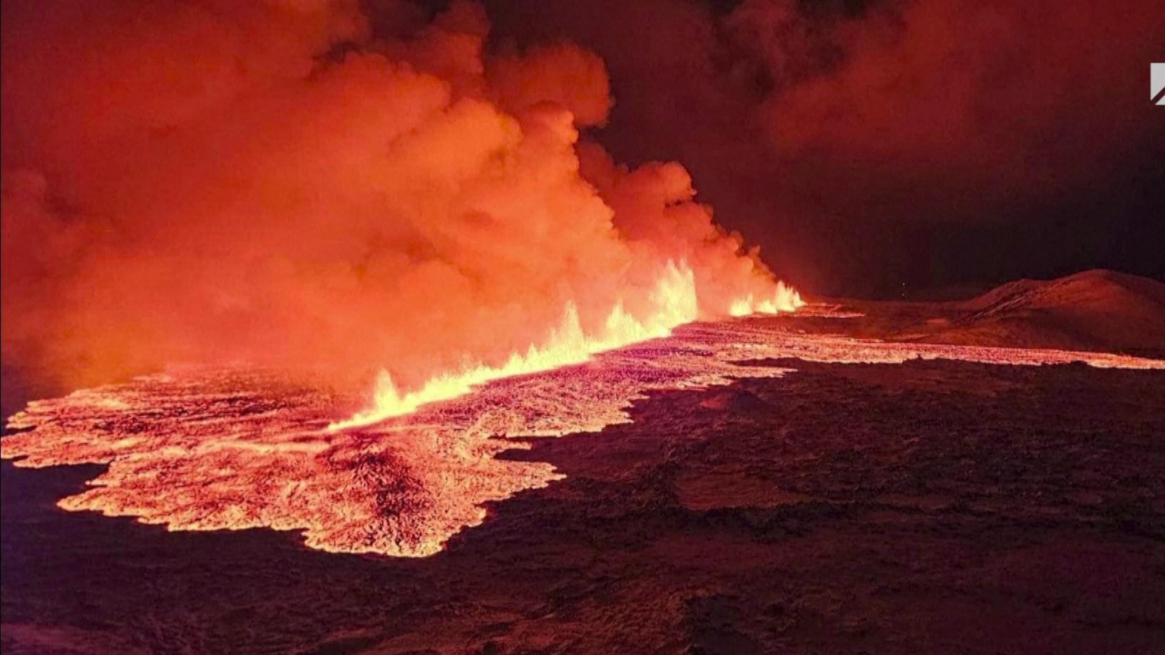 На исландском полуострове Рейкьянес началось извержение вулкана. Видео
