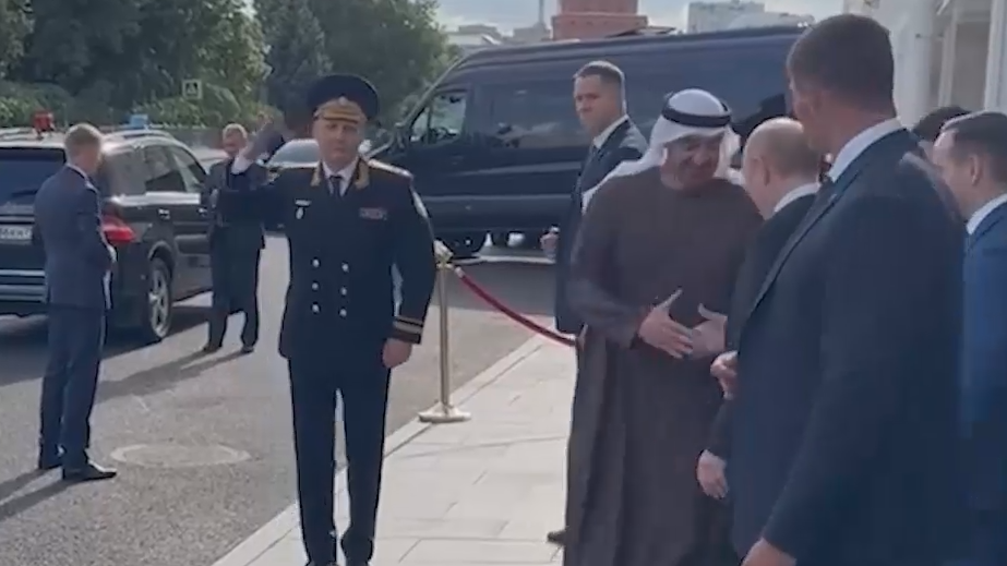 Путин проводил президента ОАЭ после встречи в Кремле. Видео