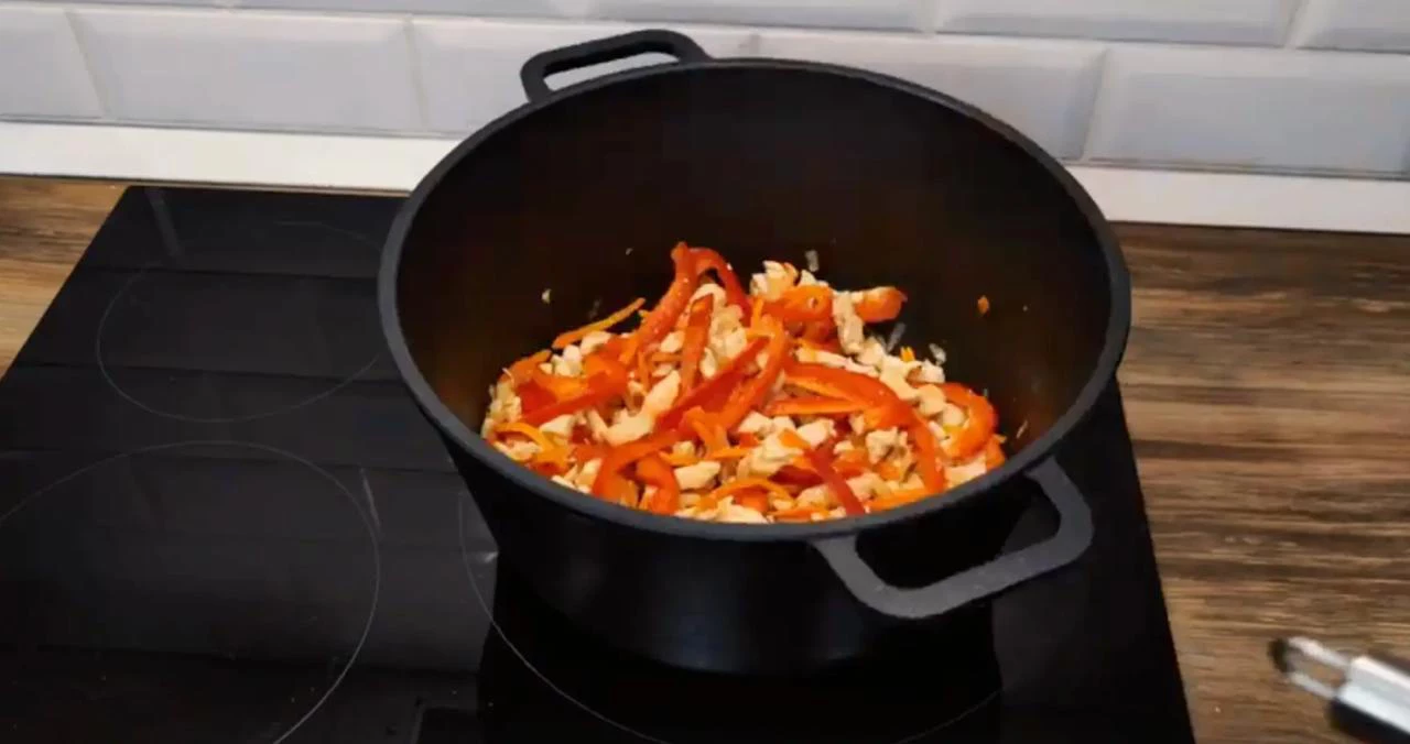 Хорошо перемешайте овощи и курицу