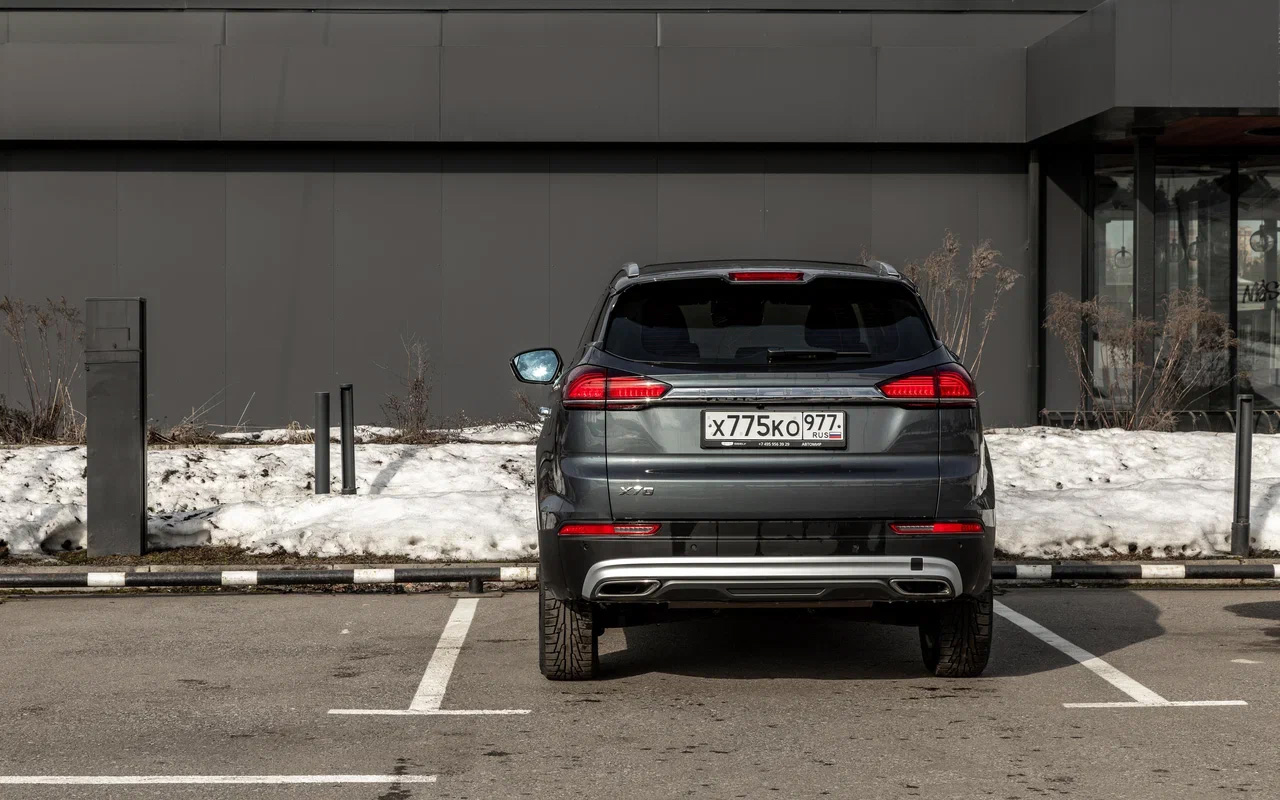 Отличий сзади от прежнего&nbsp;Belgee X70 у обновленца нет, да и от оригинального&nbsp;Geely Atlas Pro модель отличает лишь полоска хрома между фонарями с названием белорусского бренда