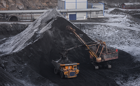Загрузка самосвала на промышленной площадке шахты «Сибиргинская» акционерного общества «Мечел-Майнинг»