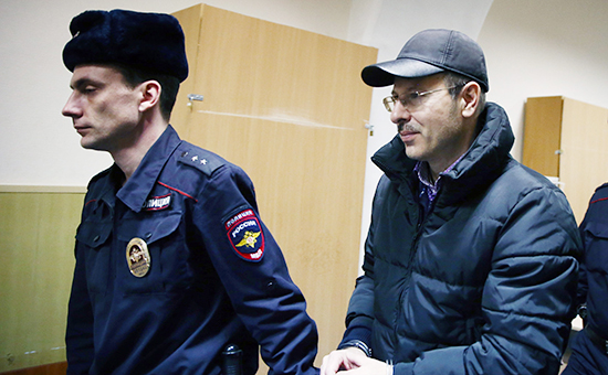 Бывший управляющий директор Domodedovo Airport Aviation Security Андрей Данилов (справа) перед рассмотрением ходатайства следствия об аресте в Басманном суде