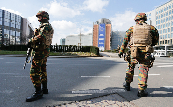 Бельгийские солдаты у здания Еврокомиссии в Брюсселе


