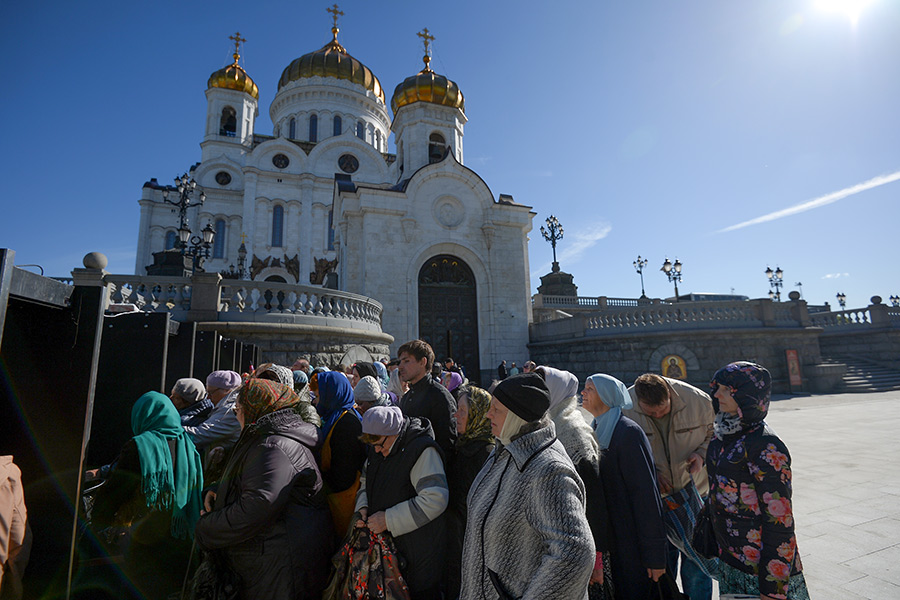 Верующие в очереди у храма Христа Спасителя в Москве