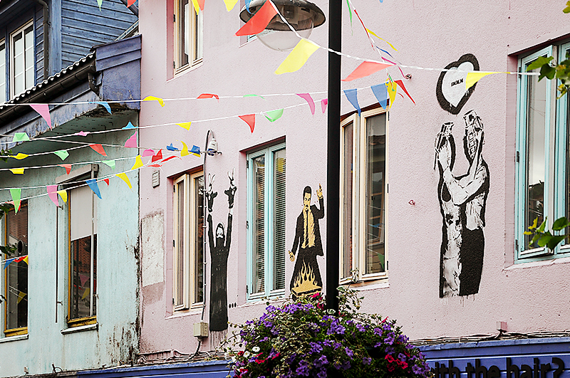 Целая подборка норвежских стрит-художников на фасаде парикмахерского салона: Dot Dot Dot, Dolk и Mir*