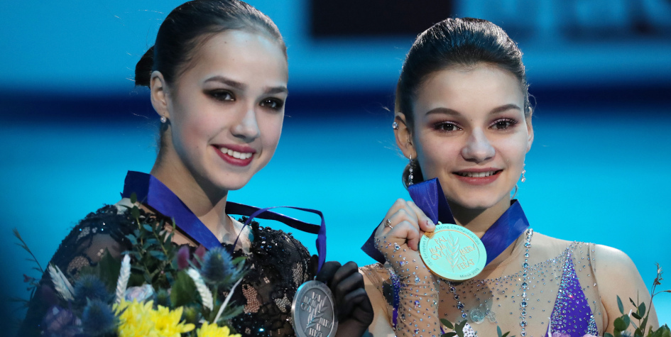 Алина Загитова (слева) и Софья Самодурова