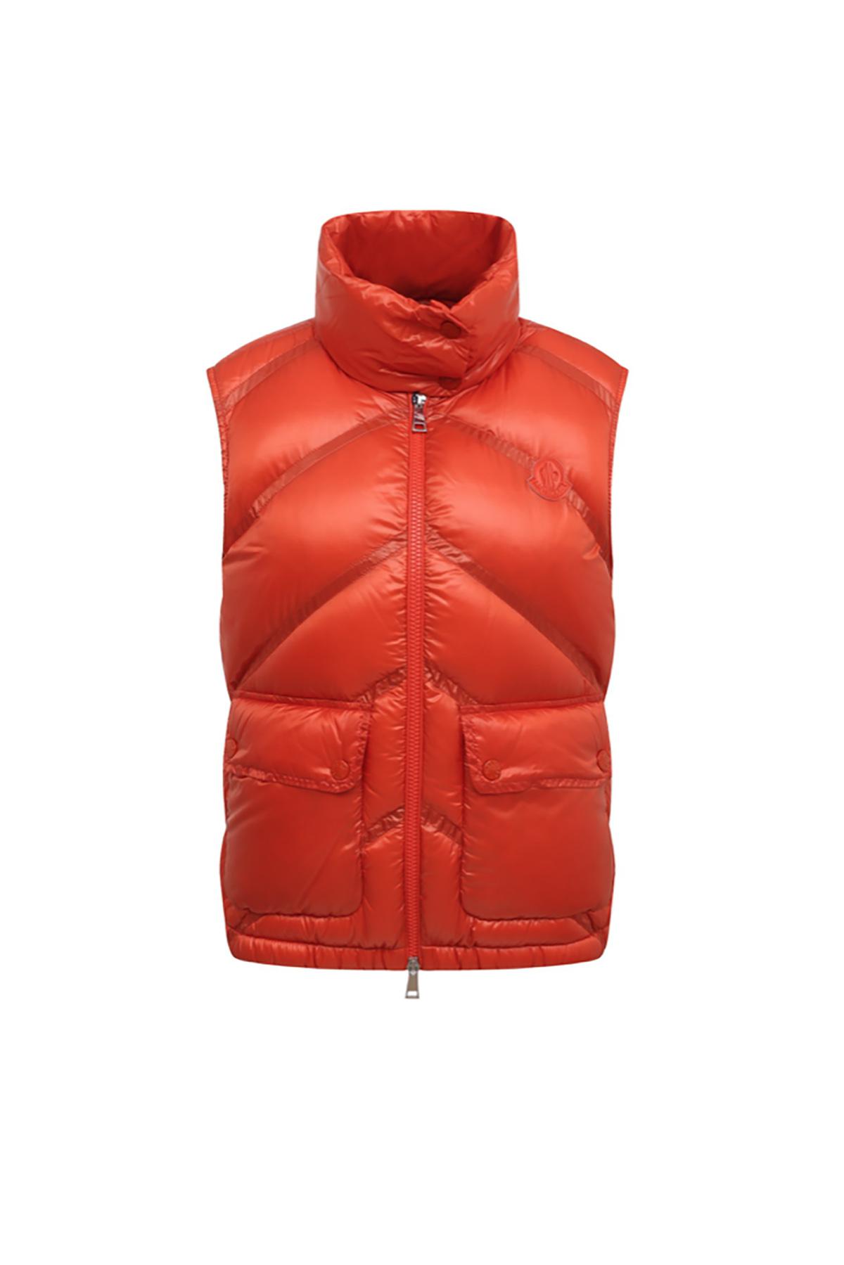 Жилет, Moncler, 75 500 руб. (tsum.ru)