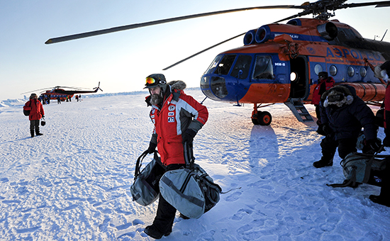 Российский путешественник Федор Конюхов (в центре) на Северном полюсе