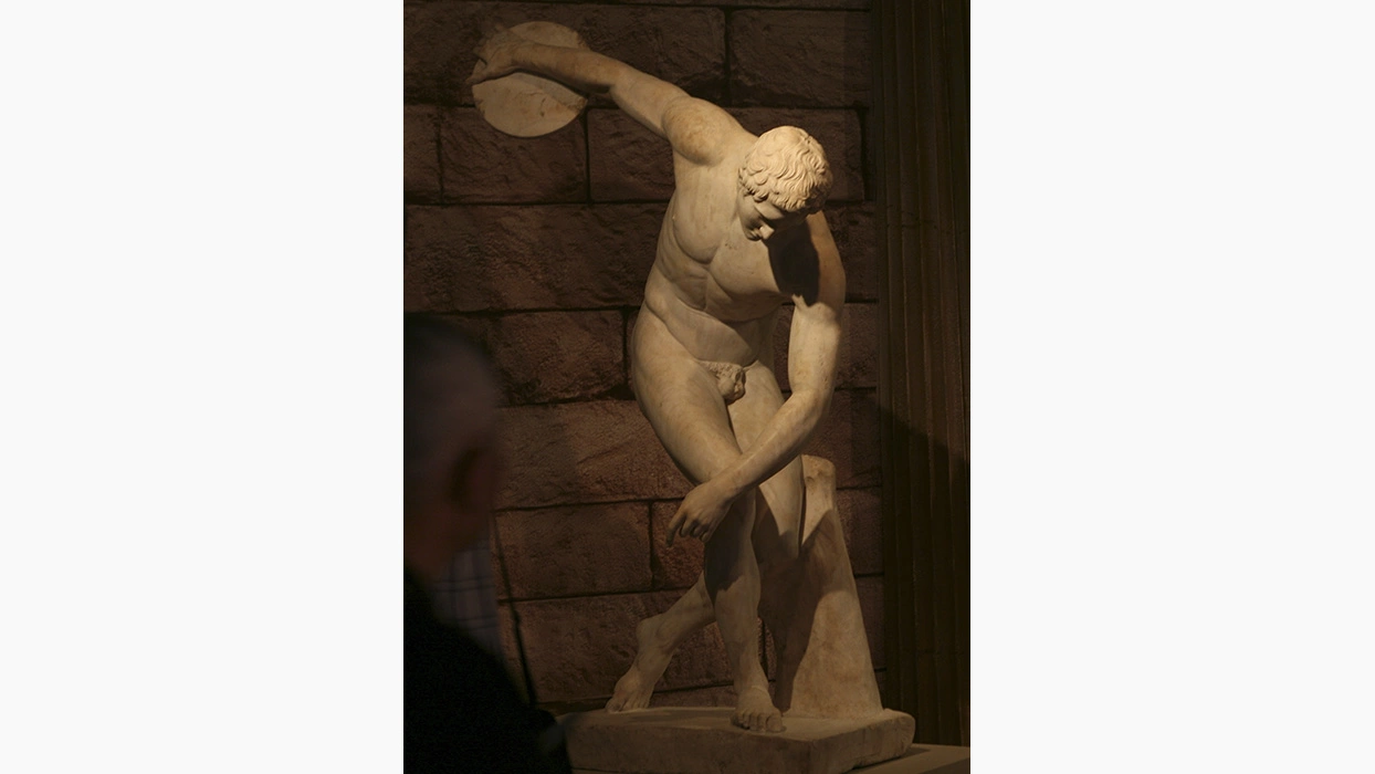 <p>Реплика древнегреческой статуи &laquo;Дискобол&raquo; на выставке в Шанхае. Мероприятие проводилось Британским и Шанхайским музеями. Фото сделано в 2008 году</p>