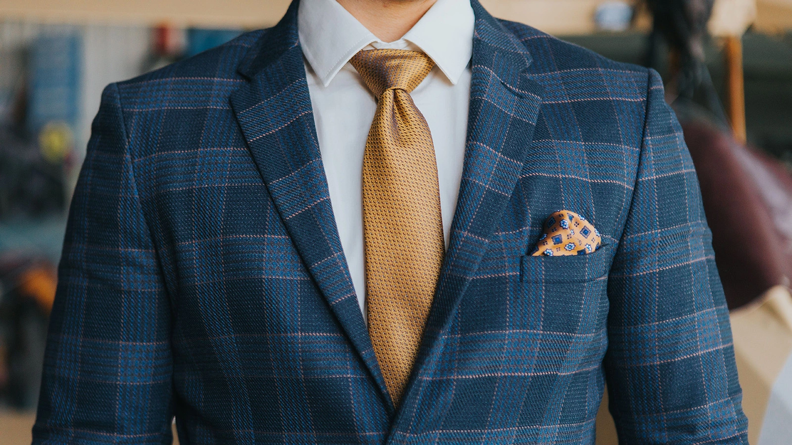 Современный галстук с узлом «четверка» появился в 1870-е годы, но история такого аксессуара довольно запутана и уходит в далекое прошлое