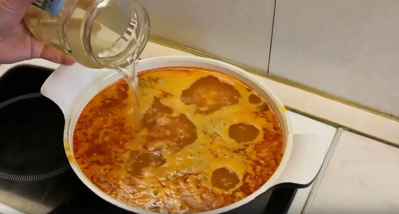 Влейте рассол в бульон