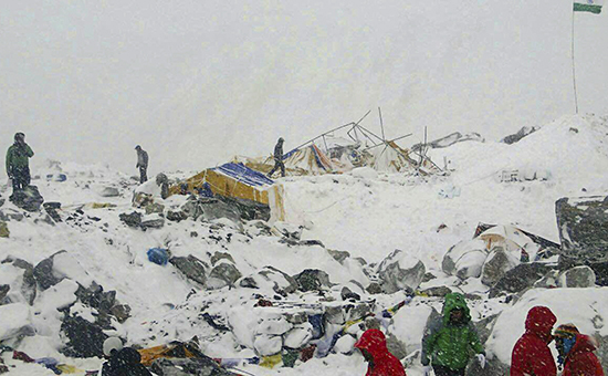 Непал, последствия схода снежной лавины на Эвересте в результате землетрясения