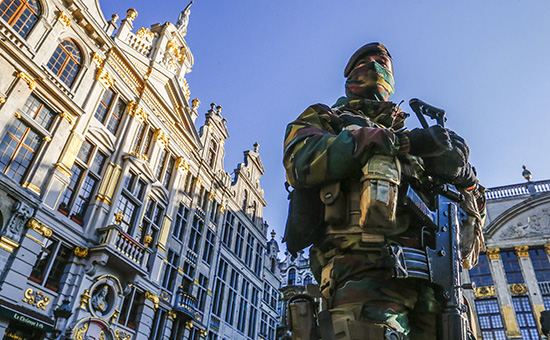 Бельгийский солдат патрулирует улицы в&nbsp;Брюсселе