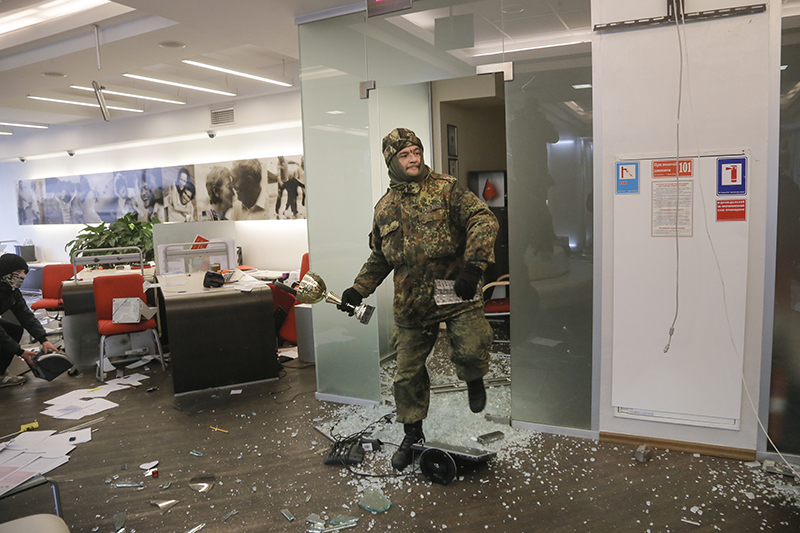Участники погрома в офисе Альфа-банка в Киеве
&nbsp;