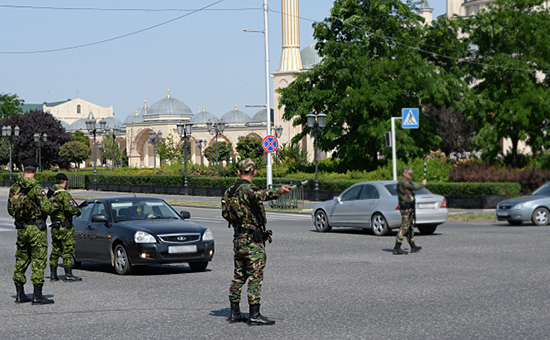 Сотрудники МВД Чеченской Республики во время рейда по обеспечению безопасности. Архив


