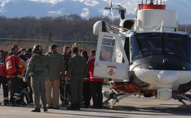 Вертолеты турецких спасателей доставили на берег выживших при крушении