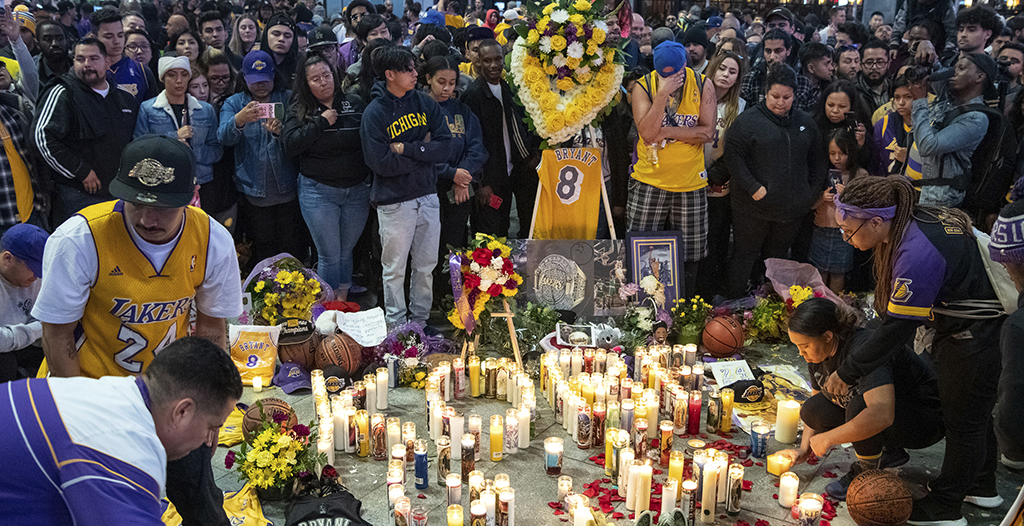 В США тысячи людей принесли цветы в память о Коби Брайанте. Фоторепортаж