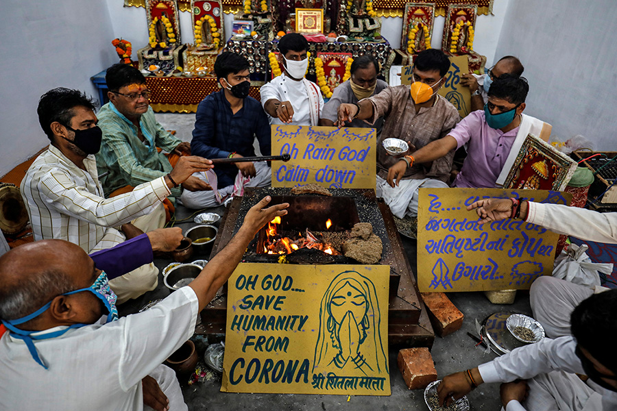Индуистские священники в Ахмадабаде проводят ритуал &laquo;хаван&raquo; для спасения человечества от пандемии коронавируса
