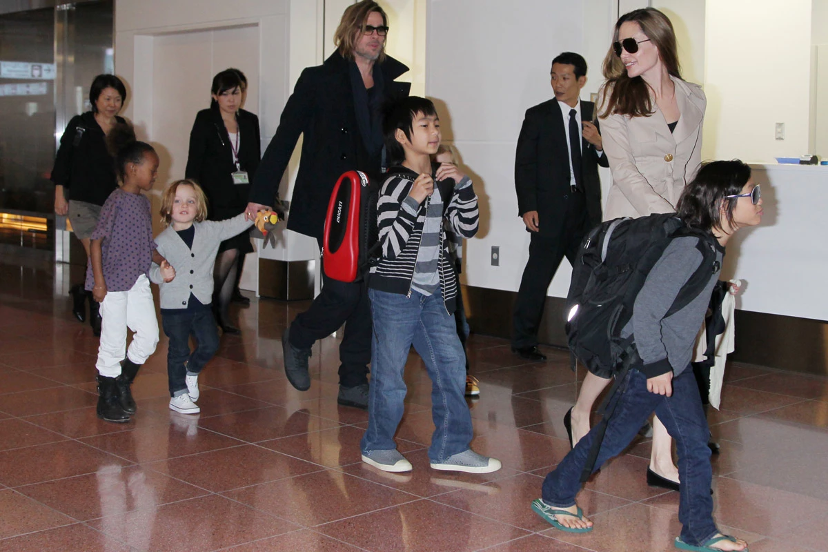 <p>Анджелина Джоли и Брэд Питт c детьми</p>
