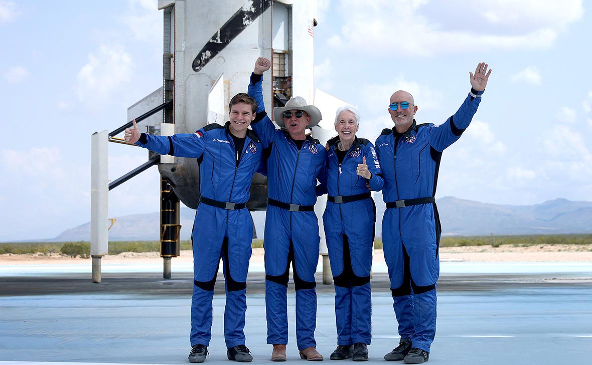 Оливер Деймен, Джефф Безос,&nbsp;Уолли Фанк и Марк Безос (слева направо) позируют после суборбитального&nbsp;полета на корабле&nbsp;Blue Origin New Shepard, 2021 год